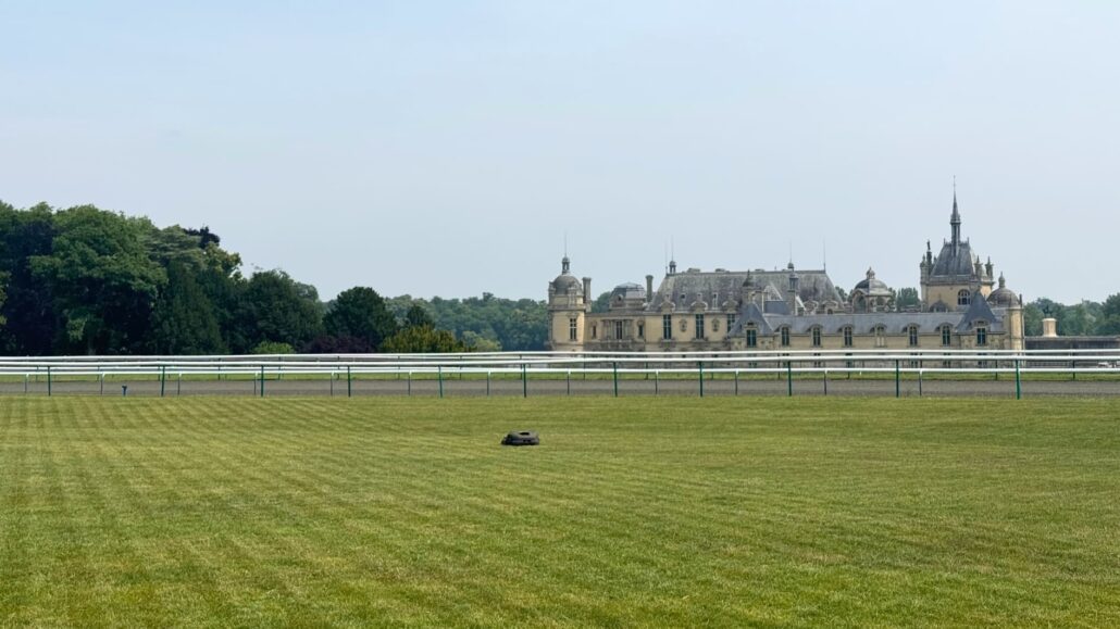 Un-gazon-d-exception-pret-pour-le-grand-sport-a-Chantilly